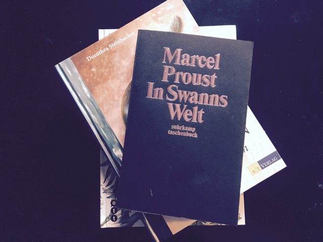 Marcel Proust hat in seinem Jahrhundertwerk "Aus der Suche nach der verlorenen Zeit" schwelgt in Erinnerungen über Lindenblütentee mit Madeleine, erklärt die Münchner Astrologin Sonja Schön.