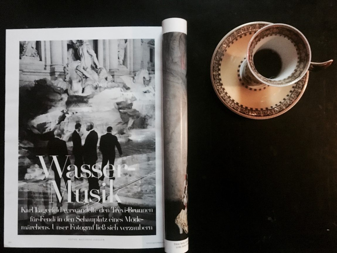 Einen Espresso genießen und dabei die Vogue durchblättern und Jonas Kaufmanns Dole Vita genießen.