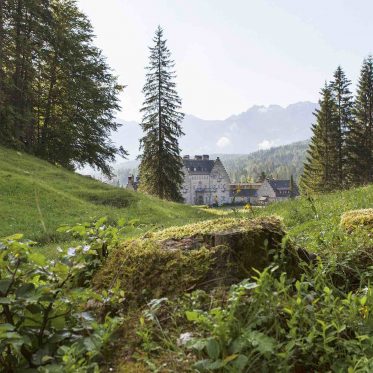 Bild: Die Münchner Astrologin Sonja Schön gibt im Das Kranzbach, welches mitten im Wald liegt, Astrologie-Seminare.