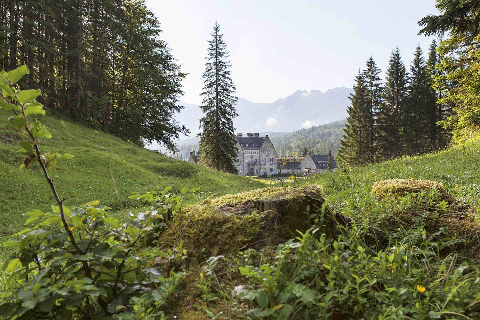 Bild: Die Münchner Astrologin Sonja Schön gibt im Das Kranzbach, welches mitten im Wald liegt, Astrologie-Seminare.